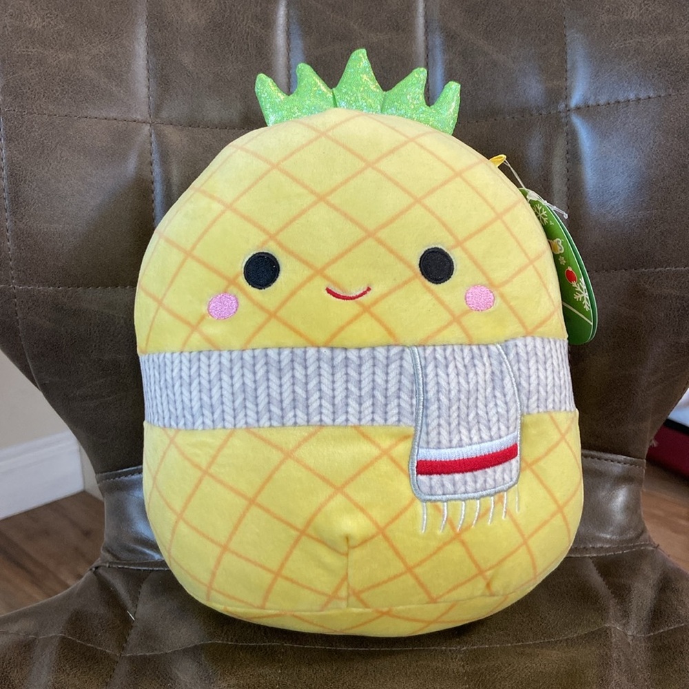 SQUAD UP -SNUGGLE, SQUEEZE, AND PLAY -loveable and squeezable Squishmallows